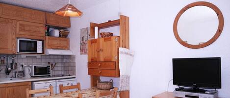 Kühlschrank, Ofen, Geschirrspüler, Kochgeschirr/Geschirr/Besteck