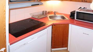 Fridge, dishwasher, cookware/dishes/utensils