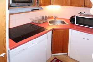 Fridge, dishwasher, cookware/dishes/utensils
