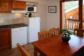 Fridge, dishwasher, cookware/dishes/utensils