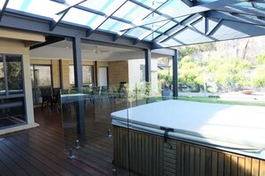 Outdoor spa tub - Blairgowrie Beach House & SPA by Ready Set Stay (Blairgowrie)