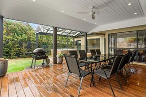 Outdoor dining - Blairgowrie Beach House & SPA by Ready Set Stay (Blairgowrie)