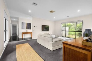 Smart TV, stereo - Blairgowrie Beach House & SPA by Ready Set Stay (Blairgowrie)