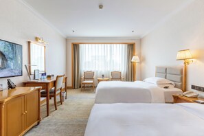 Caja de seguridad en la habitación y espacio para trabajar con laptop