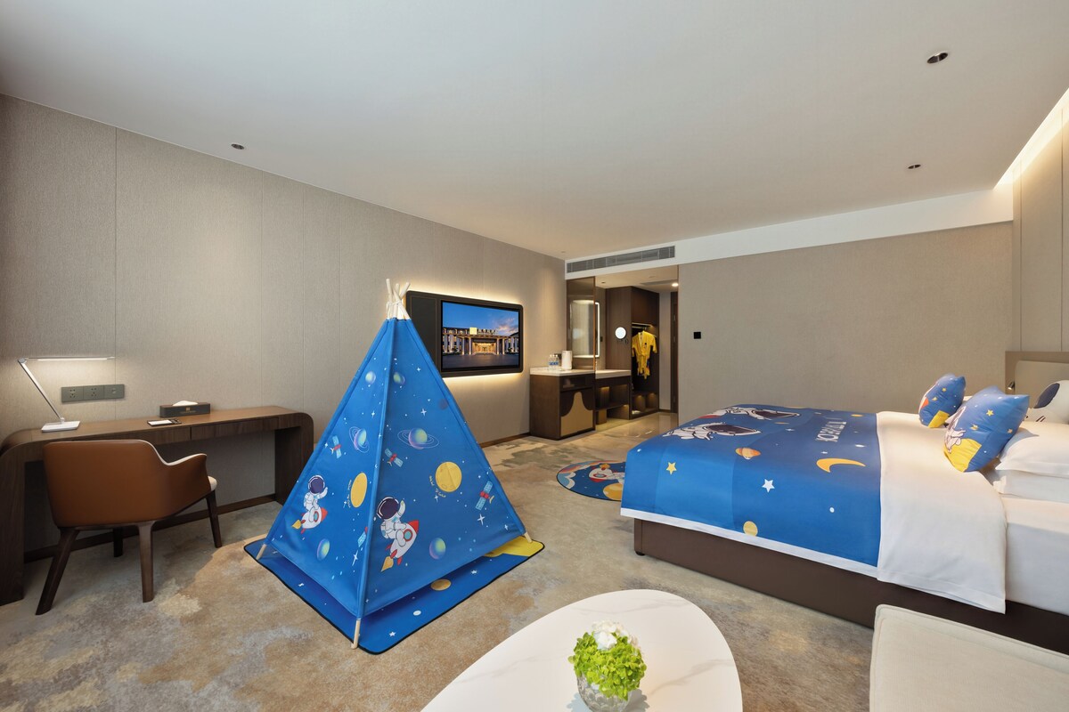 Family Triple Room | In-room safe, laptop workspace, blackout drapes, soundproofing