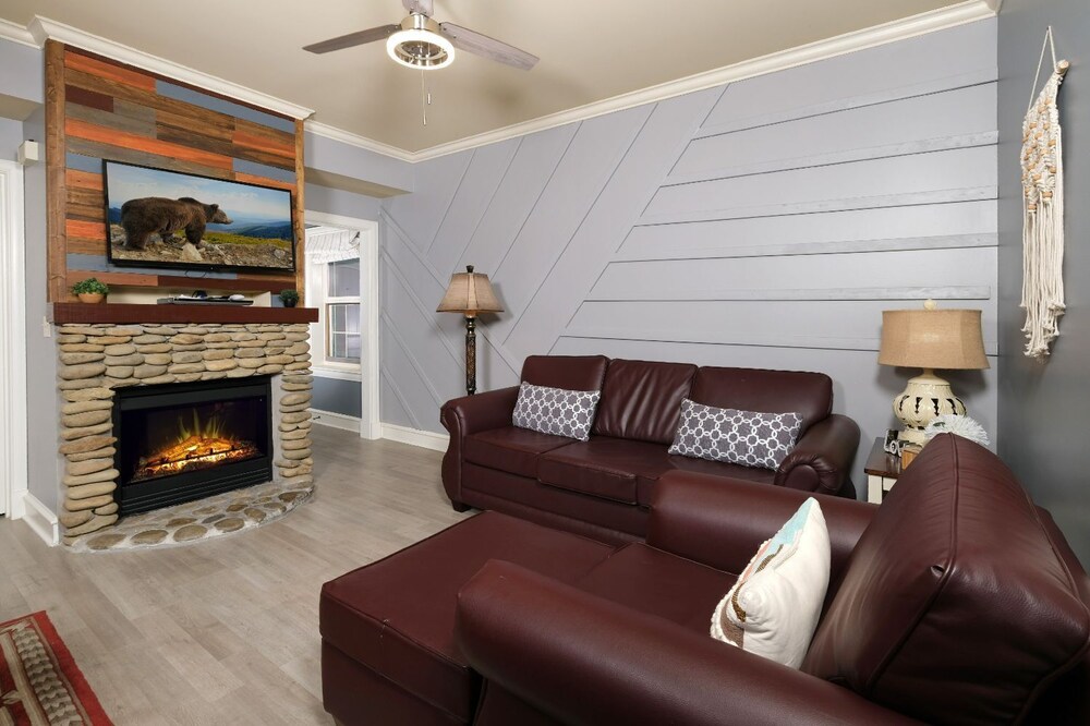 The Smoky Mountain Nest - Close to attractions!