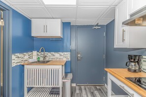 Refrigerador, microondas, placa de cocina, cafetera/tetera