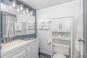 Combined shower/bathtub, hair dryer, towels, shampoo - Sand Dunes 2635 (Myrtle Beach)