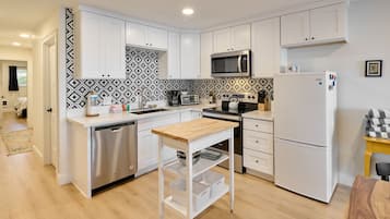 冰箱、微波炉、烤箱、炉灶