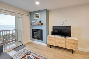 Télévision, cheminée, lecteur de DVD, table de tennis de table