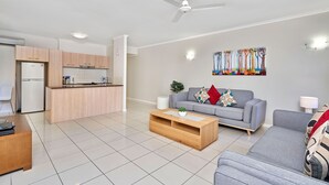 Un apartamento moderno con cocina, sala de estar y comedor.