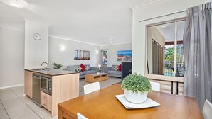 Un apartamento moderno con cocina, comedor y sala de estar.