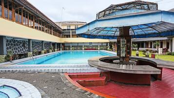 Kolam renang outdoor