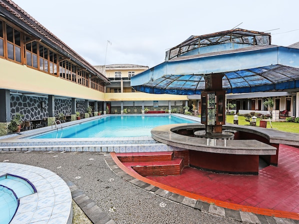 Outdoor pool - OYO 92088 171 Inn (Bogor)