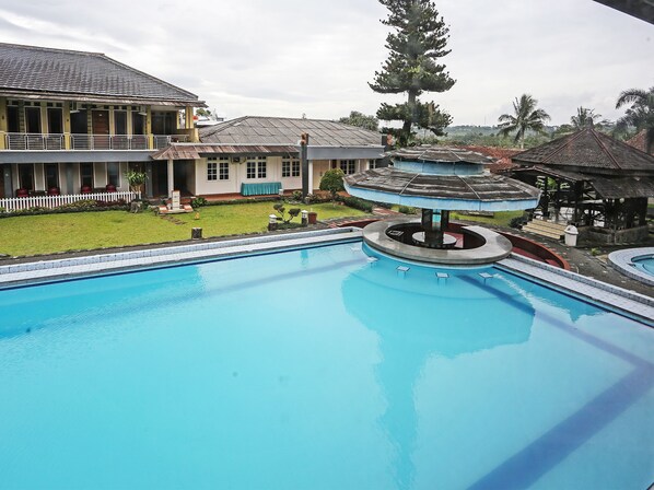 Outdoor pool - OYO 92088 171 Inn (Bogor)