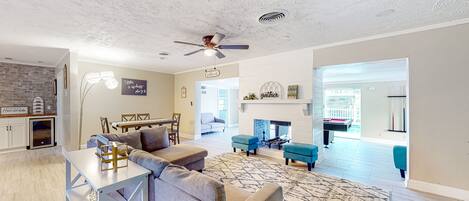 TV, caminetto, impianto stereo