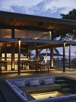 Petit déjeuner, déjeuner et dîner servis sur place, vue sur la plage