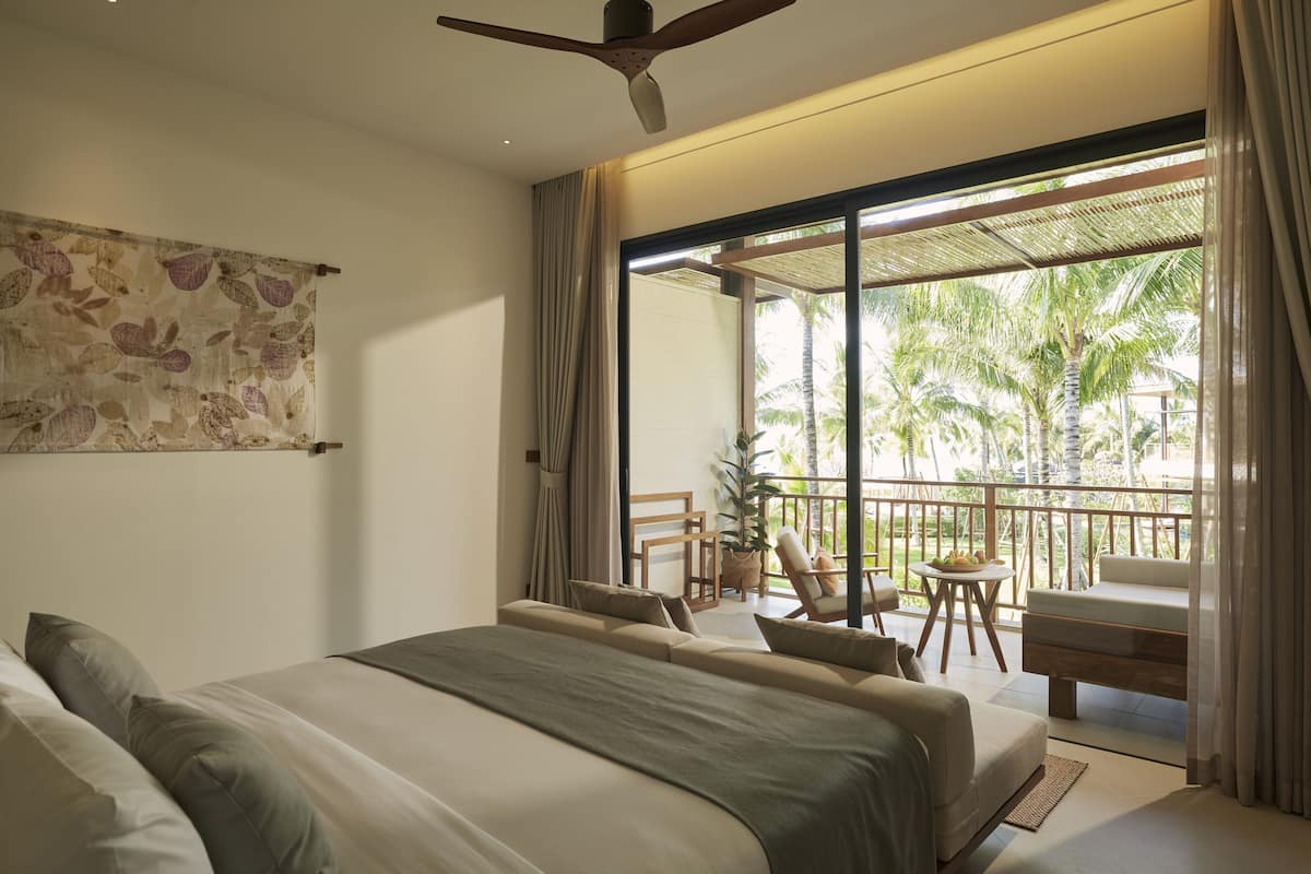 Habitación Deluxe, 1 cama de matrimonio grande, balcón | 1 dormitorio, minibar (con algunos artículos gratuitos), caja fuerte