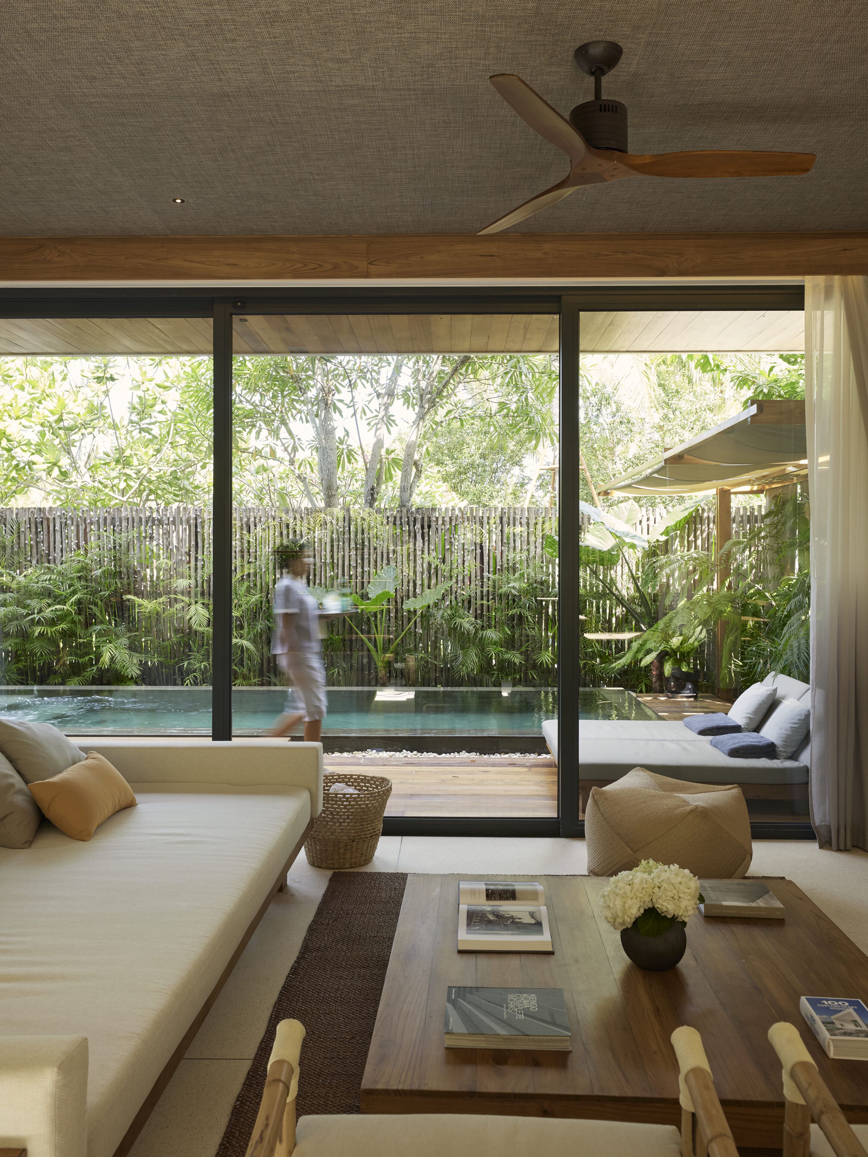 Appartement Duplex, piscine privée | Coin séjour | TV connectée de 50 pouces avec chaînes numériques, télévision