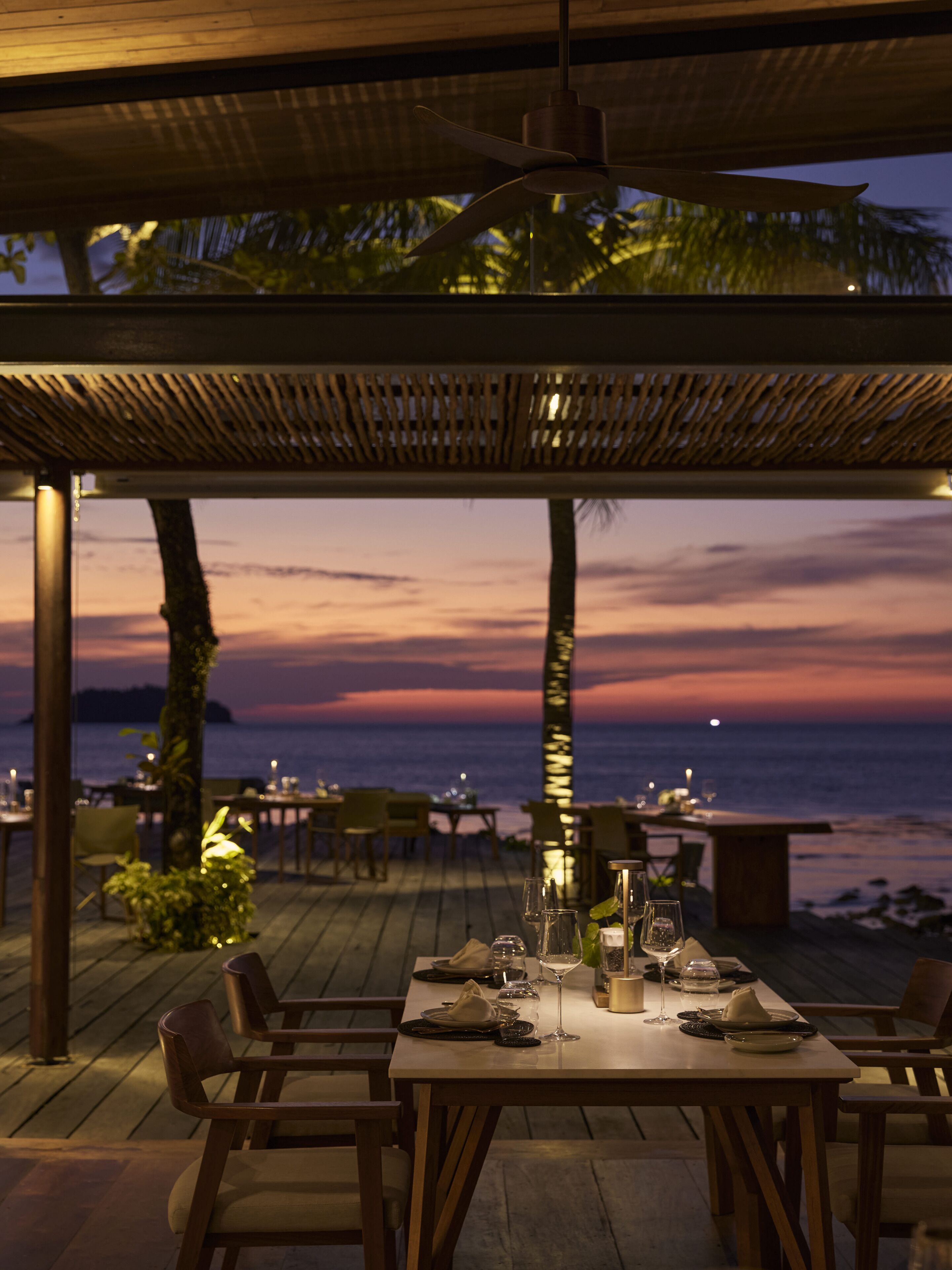 供应早餐、午餐和晚餐，海滩景观