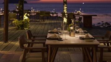 Frukost och lunch serveras, med utsikt mot stranden