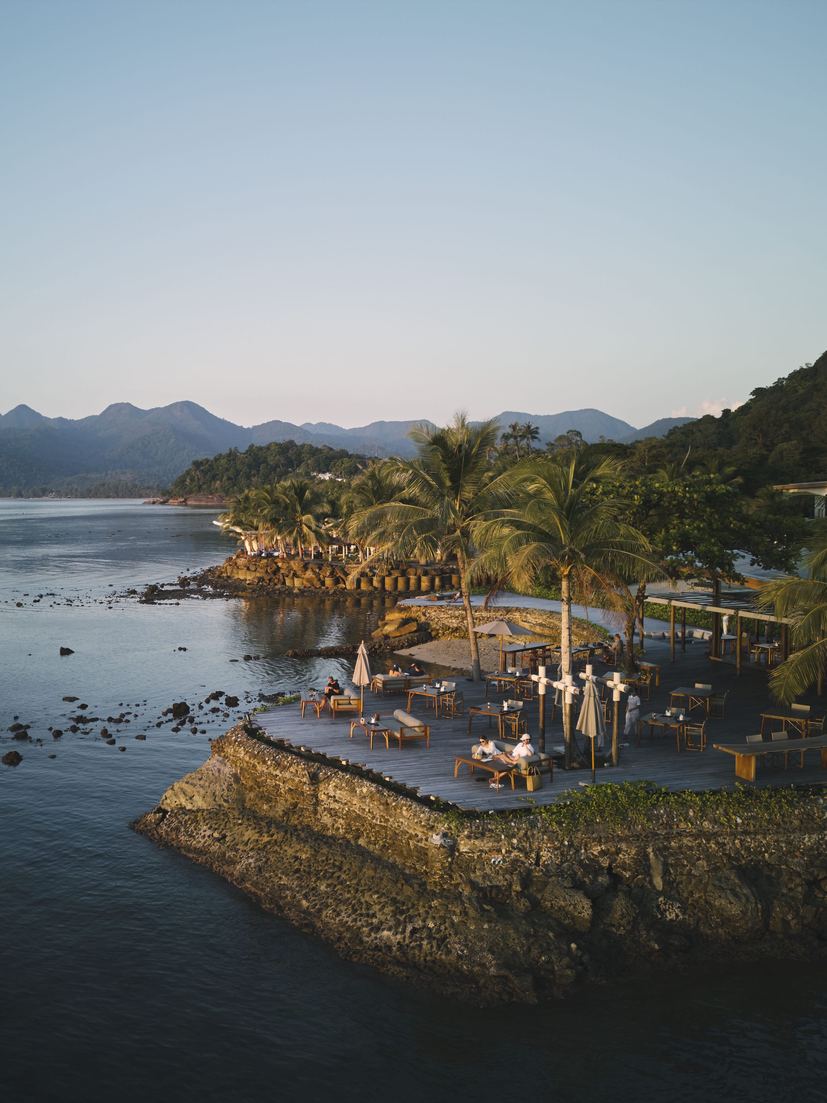 Breakfast, lunch, dinner served; beach views 