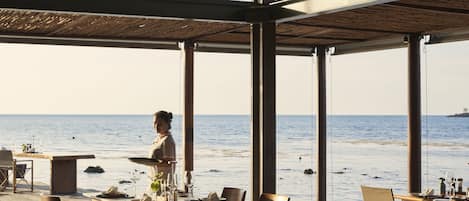 Frukost och lunch serveras, med utsikt mot stranden