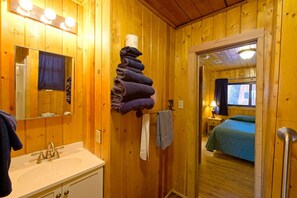 3 bedrooms, internet, bed sheets - Located against the mountains facing the river (Red River)