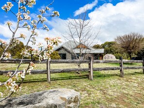 Luxury House, 6 Bedrooms, Mountain View | Individually decorated, individually furnished, blackout drapes - Hamilton House - Snowy Mountains (Jindabyne)