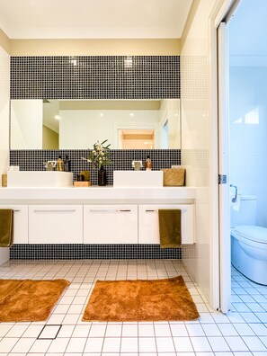 Bathroom - Hamilton House - Snowy Mountains (Jindabyne)
