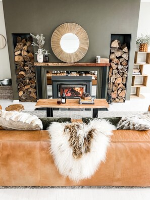 Luxury House, 6 Bedrooms, Mountain View | Individually decorated, individually furnished, blackout drapes - Hamilton House - Snowy Mountains (Jindabyne)