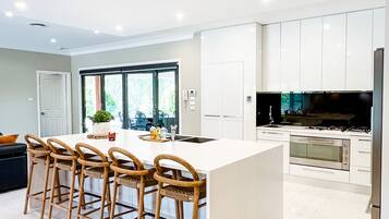 Luxury House, 6 Bedrooms, Mountain View | Dapur peribadi | Pembancuh kopi espreso, pembancuh kopi/teh, cerek elektrik