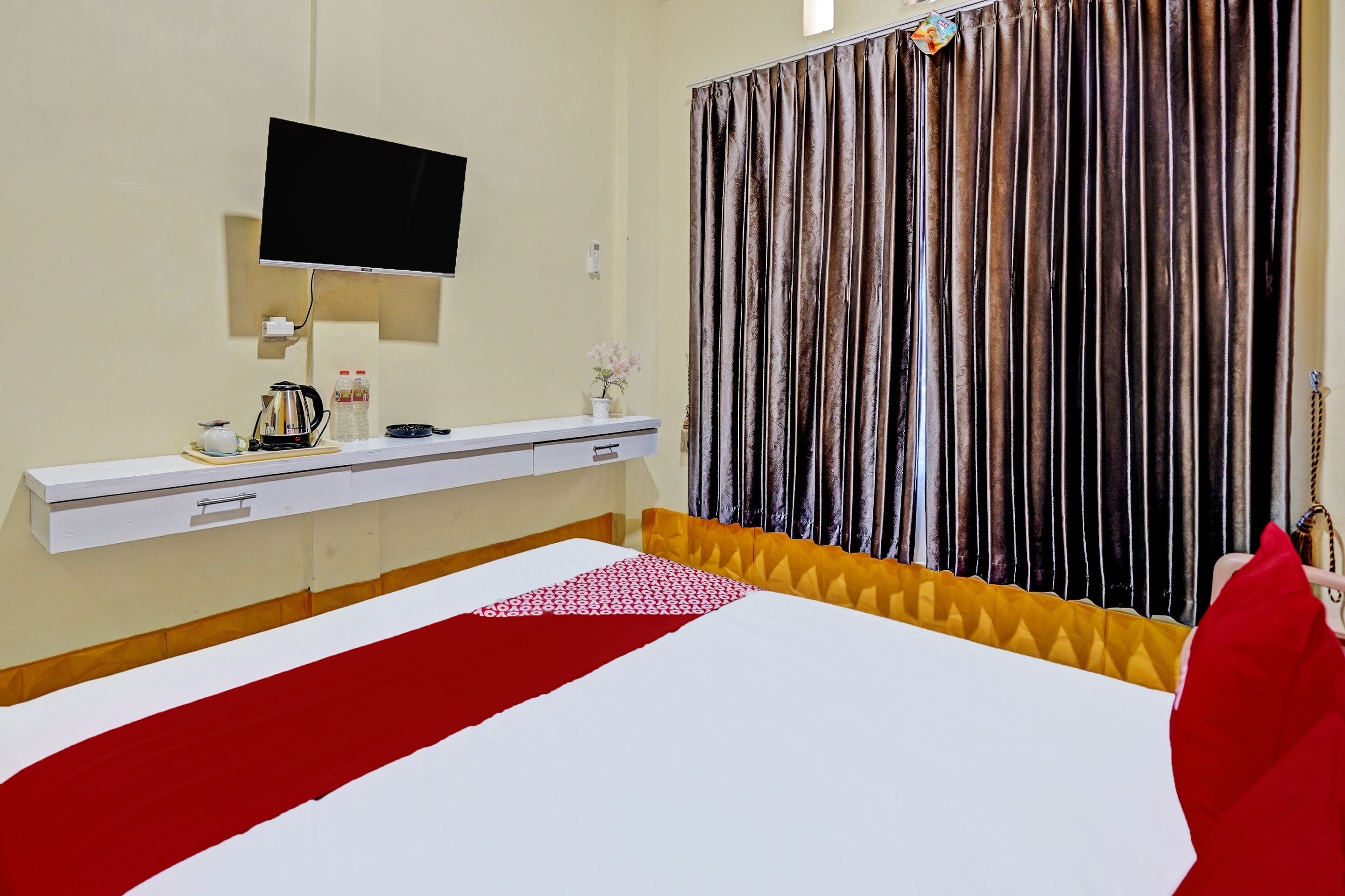 مساحة عمل للكمبيوتر المحمول وواي فاي مجانًا وملاءات أسرّة