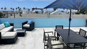 Outdoor dining - Luxe large 2BR, Steps to Beach w Roof Deck & Free Parking, Excellent Location (Los Angeles)