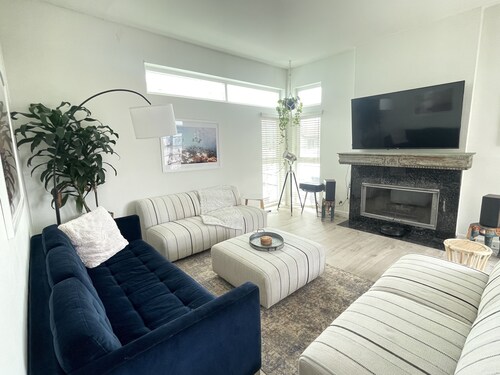 Luxe large 2BR, Steps to Beach w Roof Deck & Free Parking, Excellent Location!