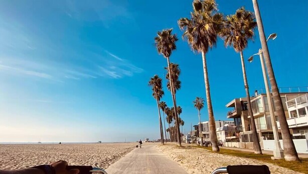 A beach path with palm trees and modern buildings. - Luxe large 2BR, Steps to Beach w Roof Deck & Free Parking, Excellent Location (Los Angeles)
