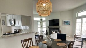 Dining - Luxe large 2BR, Steps to Beach w Roof Deck & Free Parking, Excellent Location (Los Angeles)