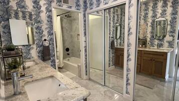 Ducha, secador de pelo, toallas y jabón