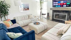 Smart TV, stereo - Luxe large 2BR, Steps to Beach w Roof Deck & Free Parking, Excellent Location (Los Angeles)