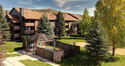 Fresh, Top Floor Condo - 2 bedrooms w/ 3 beds