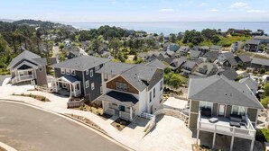 Un quartier résidentiel où les maisons se distinguent par leur architecture moderne, offrant une vue dégagée sur la mer et s’intégrant à un paysage bien entretenu.