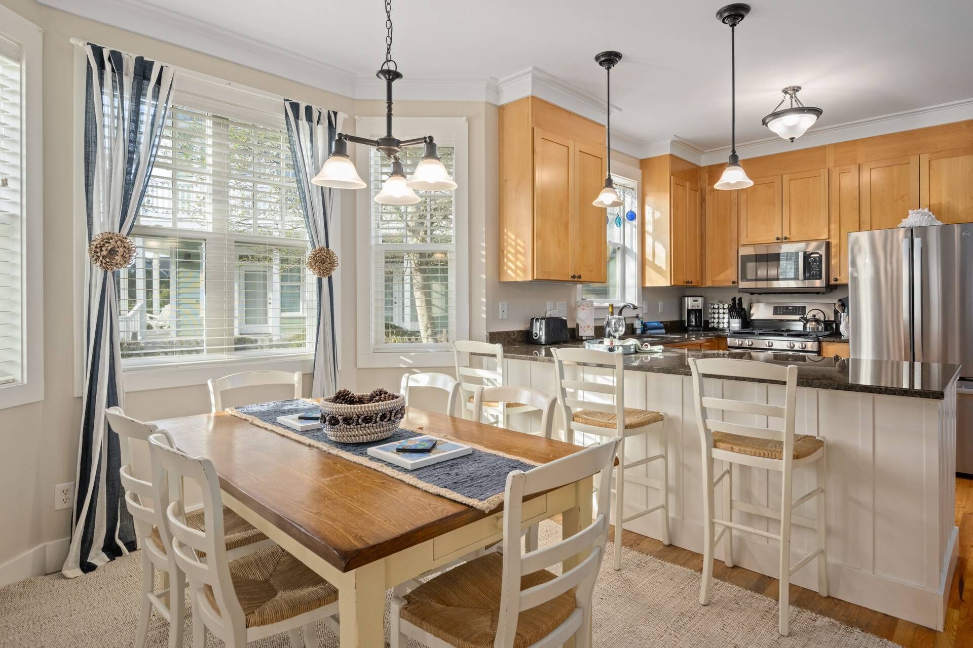 Beachy Coastal Perfection, Across the Street From Park, Hot Tub, Fire-Pit, BBQ, Two Blocks to Ocean