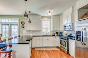 Refrigerador, microondas, horno, placa de cocina