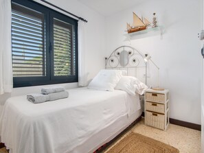 3 bedrooms, iron/ironing board, internet, bed sheets