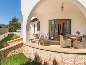 Outdoor dining - A lovely ibicenco-style chalet for up to 5 adults and 1 child with pool (Cala Figuera)