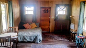 1 bedroom, bed sheets