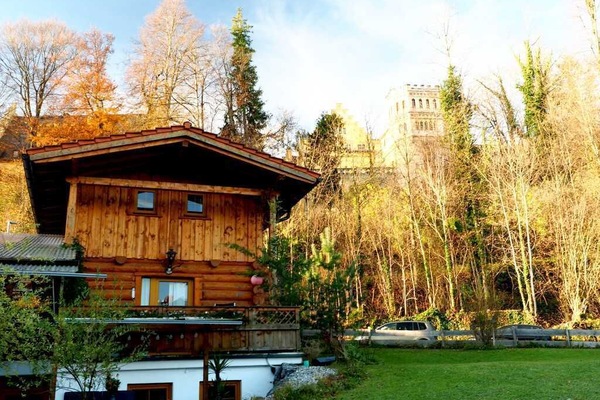 Schlossalm Ferienwohnungen (DE Brannenburg) - Hadersdorfer Herbert, Hadersdorfer Marianne - 2393-Großer Garten mit Feuerstelle uns Sitzgelegenheit