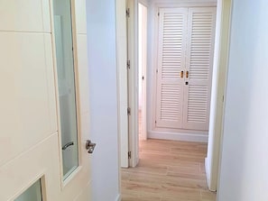 A hallway with white doors and a wooden floor. - First-line apartment with 3 bedrooms and sea views (Benidorm)