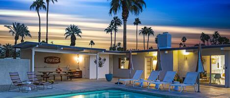 Una piscina al aire libre, una piscina climatizada