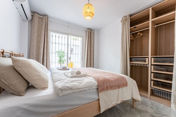 2 slaapkamers, een strijkplank/strijkijzer, gratis wifi, beddengoed